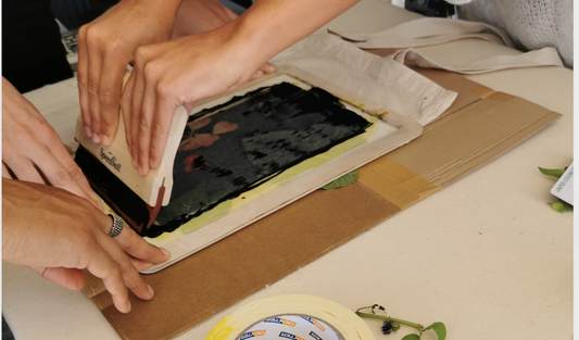 Premiers pas en sérigraphie naturelle sur tissu